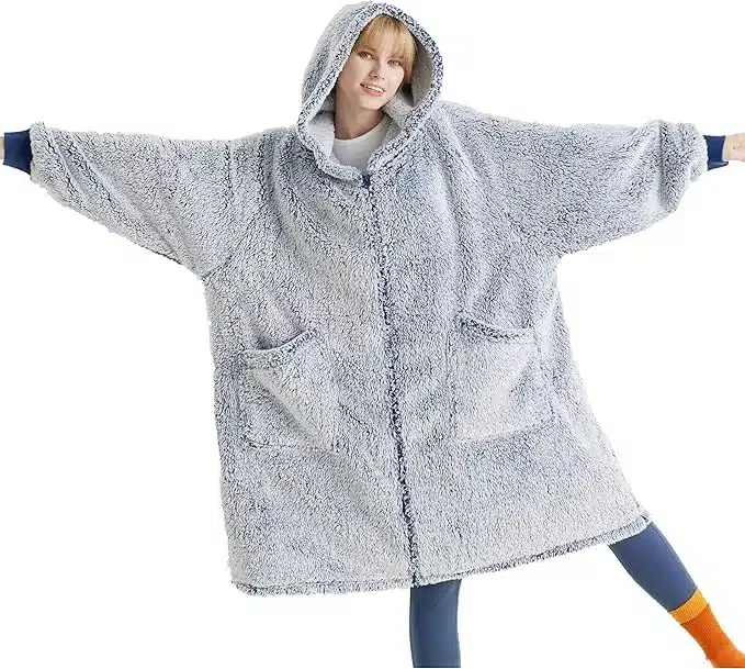 hoodie odeja s kapuco in rokavi zadnjikos 1 Hoodie odeja s kapuco in rokavi - slika 1